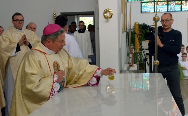 Namaszczenie ołtarza jest istotnym aktem dedykacji świątyni