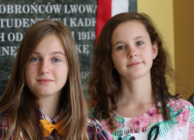 Kaja Stanaszek (z lewej) i Patrycja Bożek - bohaterskie gimnazjalistki z Hałcnowa