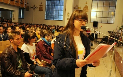 Oprawę muzyczną spotkania przygotowała młodzież z parafialnej Grupy Apostolskiej