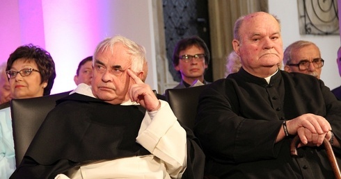 W czerwcu o. Wiśniewski (na zdjęciu z lewej) został honorowym obywatelem Wrocławia