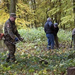 Sprzątanie cmentarza w Szczeglinie