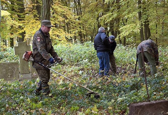 Sprzątanie cmentarza w Szczeglinie