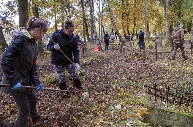 Sprzątanie cmentarza w Szczeglinie