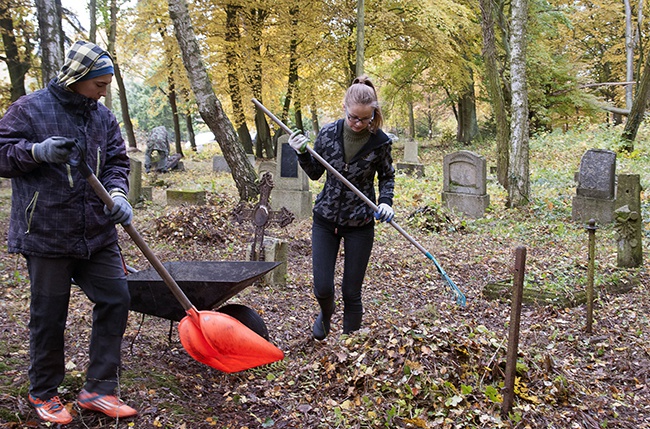 Sprzątanie cmentarza w Szczeglinie