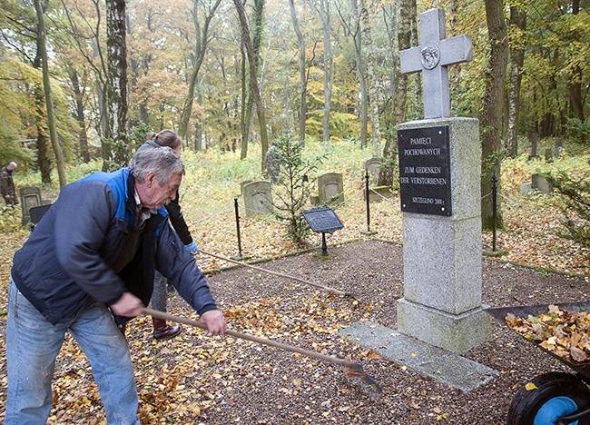 Sprzątanie cmentarza w Szczeglinie