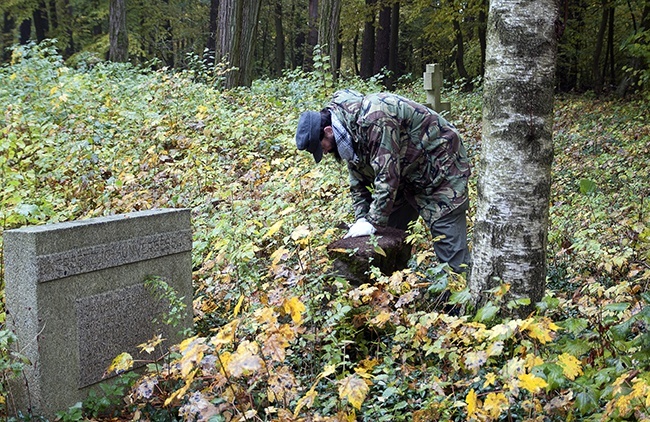 Sprzątanie cmentarza w Szczeglinie