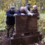 Sprzątanie cmentarza w Szczeglinie