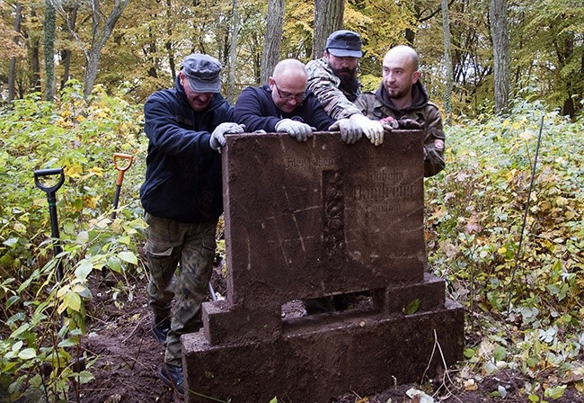 Sprzątanie cmentarza w Szczeglinie