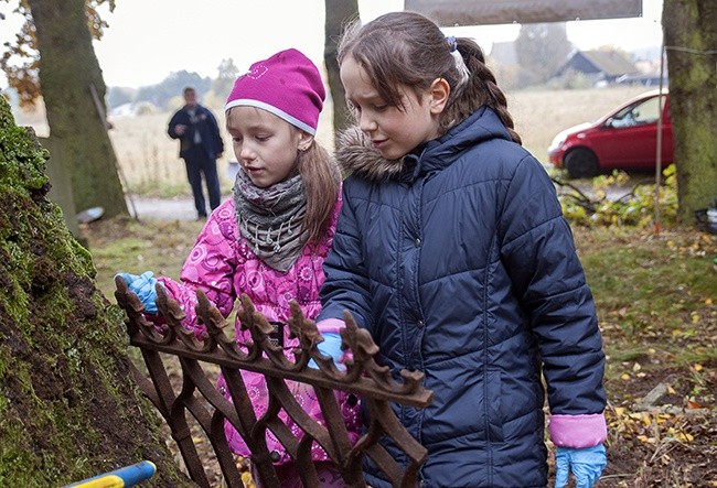 Sprzątanie cmentarza w Szczeglinie