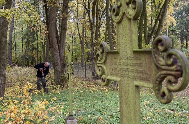 Sprzątanie cmentarza w Szczeglinie