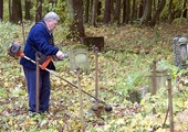 Sprzątanie cmentarza w Szczeglinie