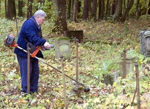 Sprzątanie cmentarza w Szczeglinie