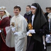 Troje z wielu młodych bielskiej parafii NSPJ, którzy chcieli reprezentować swoją wspólnotę na Korowodzie Świętych, z relikwiami św. Kingi, św. Jana Pawła II i św. Małgorzaty Marii Alacoque