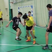 Mecz między zespołami parafii z Góry Świętej Małgorzaty i Witoni (żółte stroje) w kategorii szkoła ponadgimnazjalna