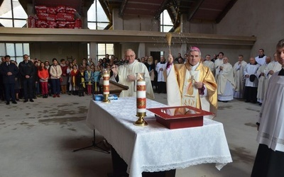 Koamień węgielny poświęcił bp K. Nitkiewicz 