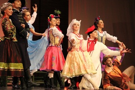 Zespół tancerzy Cracovia Danza widownia oklaskiwała po spektaklu przez kilkanaście minut