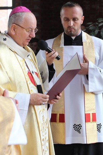 Wmurowanie aktu erekcyjnego w parafii św. Jana Pawła II