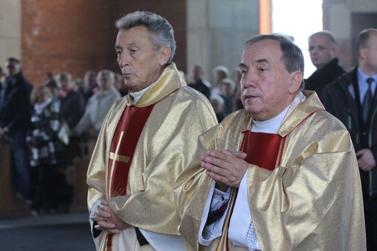 Wmurowanie aktu erekcyjnego w parafii św. Jana Pawła II