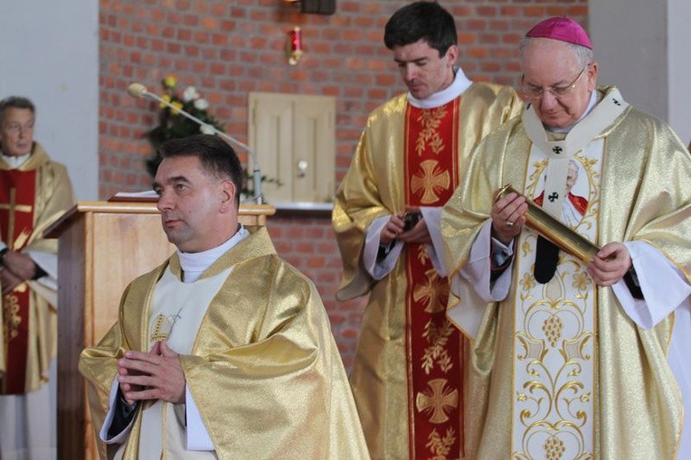 W murach świątyni został umieszczony akt erekcyjny parafii z 2009 r. wraz z jego tegoroczna akutalizacją