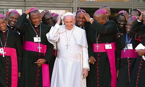 25 10.2015, WATYKAN, Papież Franciszek pozuje do zdjęcia z biskupami, którzy na Synod o Rodzinie przybyli z Afryki. 