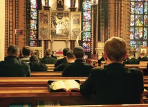 Kaplica seminaryjna jednoczy na modlitwie przełożonych z podwładnymi. Razem tworzą wspólnotę drogi