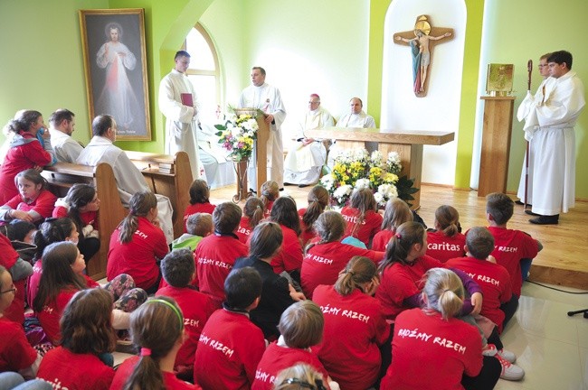 W uroczystości poświęcenia wzięli udział przedstawiciele Szkolnych Kół Caritas. Po Mszy św. wraz z innymi zasadzili przy hospicjum cebulki żonkili w ramach akcji „Pola nadziei”