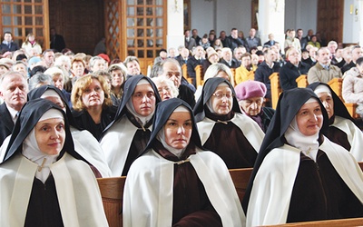 Siostry ze Zgromadzenia Sióstr Karmelitanek Dzieciątka Jezus posługują w Rzochowie od ponad pół wieku