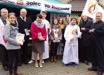 W namiocie koło opoczyńskiej kolegiaty rozdawane były ulotki, a zdecydowanych, by dać gościnę młodym z różnych krajów, rejestrowano na specjalnej liście