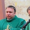 W czasie niedzielnych Eucharystii ks. Krzysztof Wilk głosił homilie w ośrodku „Emaus”. Z prawej ks. Radosław Walerowicz
