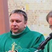 W czasie niedzielnych Eucharystii ks. Krzysztof Wilk głosił homilie w ośrodku „Emaus”. Z prawej ks. Radosław Walerowicz