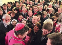  Będąca częścią katedry kaplica Polska nie mogła pomieścić wszystkich, którzy chcieli złożyć życzenia nowemu biskupowi