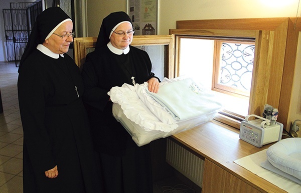 Okno życia w Matemblewie wyposażone jest w niewielkie łóżeczko, poduszkę, koc, ciepłe ubranka i mały inkubator