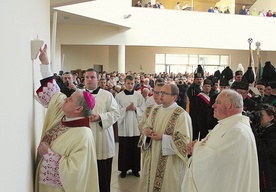  Bp Jan Kopiec namaścił ściany kościoła w czterech miejscach, znacząc olejem krzyżma cztery krzyże