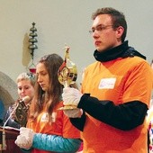 Wolontariusze ŚDM z relikwiami św. Faustyny i św. Jana Pawła II