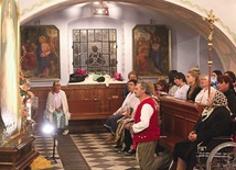 Modlitwa przed obrazem Jezusa Miłosiernego w kościele w Istebnej