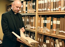  Ks. prof. Wojciech Zawadzki prezentuje najstarszą z ksiąg metrykalnych znajdujących się w diecezjalnym archiwum. Pochodzi ona z połowy XVI wieku