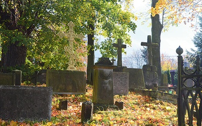 Na cmentarzu w Puławach  obok siebie spoczywają zarówno katolicy, jak i prawosławni 