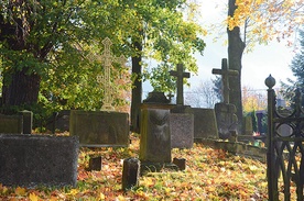 Na cmentarzu w Puławach  obok siebie spoczywają zarówno katolicy, jak i prawosławni 