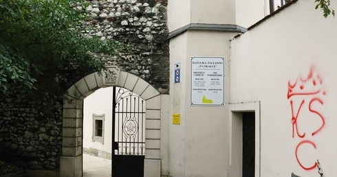 Pobazgrali kościół i klasztor