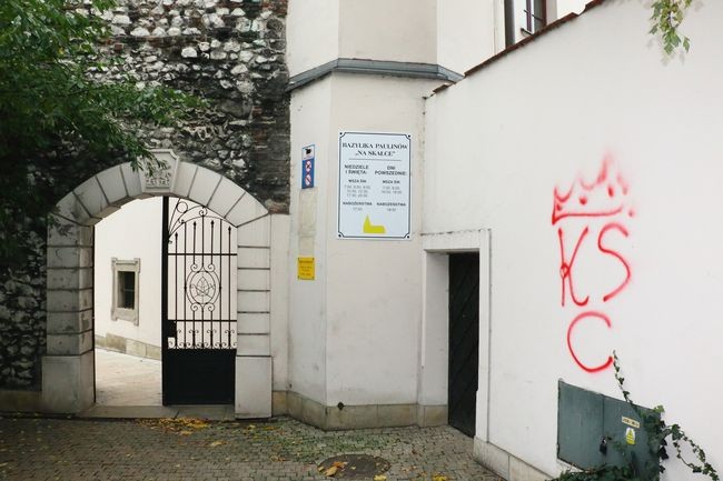 Bazgroły na kościele i klasztorze
