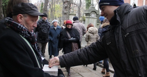 Co roku Artur Barciś kwestuje na Starych Powązkach