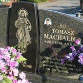 Na rudzickim cmentarzu na wielu nagrobkach zapisano słowa: Jezu ufam Tobie, a często pojawia sie też wizerunek Jezusa Miłosiernego