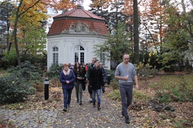 Z dawnego domu arcybiskupów ocalała jedynie ogrodowa altana. Sam dom został odbudowany z wojennych zgliszczy