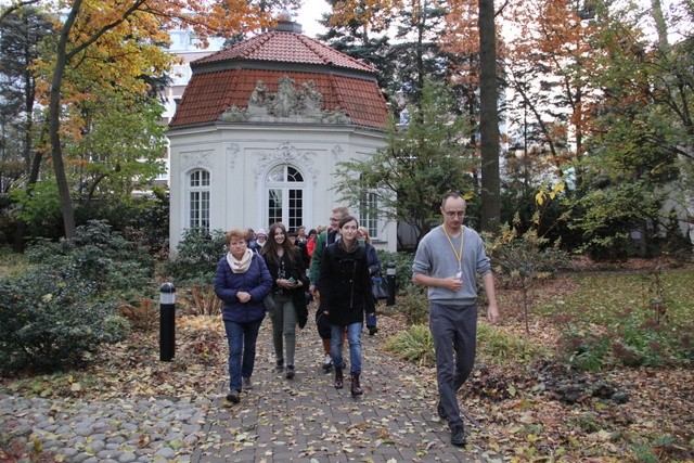 Z dawnego domu arcybiskupów ocalała jedynie ogrodowa altana. Sam dom został odbudowany z wojennych zgliszczy