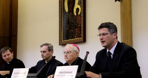 Słuchać, towarzyszyć, integrować