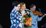 Z Agatą Bernadt (w środku) śpiewa Maria Marek