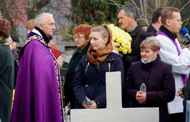 W dniach od 1 do 8 listopada możemy uzyskać odpust zupełny dla zmarłych