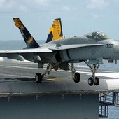 Alarmowy start F-18, Rosjanie w pobliżu