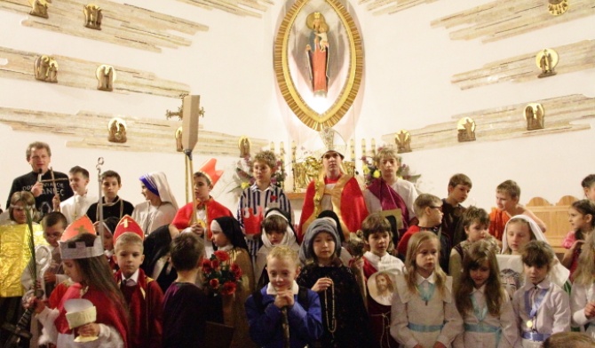 Płaszcz Juana, medalik i róże św. Teresy