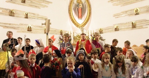 Płaszcz Juana, medalik i róże św. Teresy